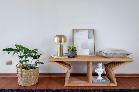 Banqueta Mudra en madera nativa, inspirada en estructuras modulares.