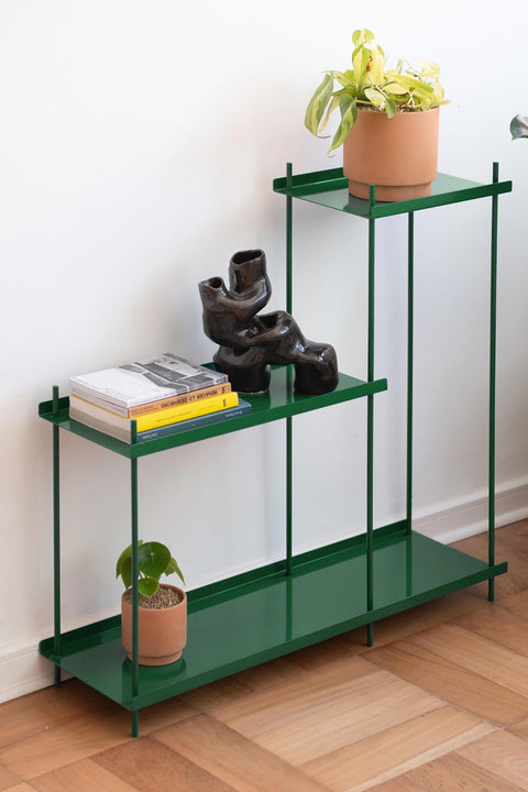 Estante Pilote de estructura ligera en metal, ideal para almacenamiento.