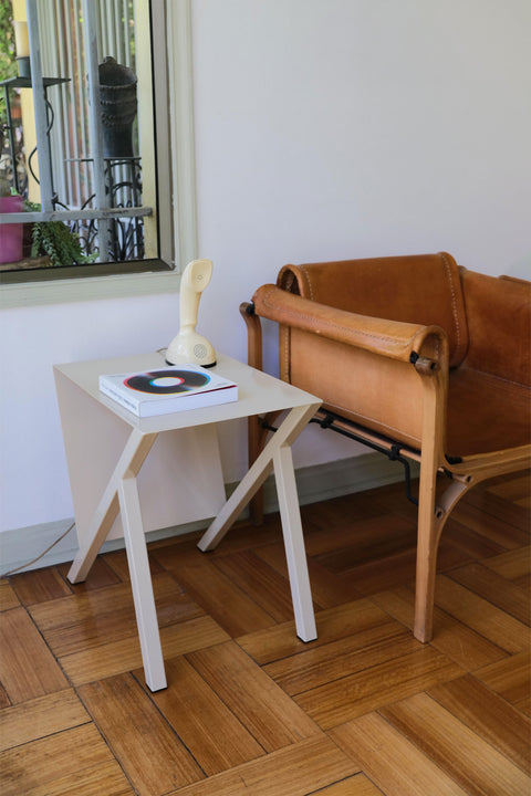 Mesa Pliego en acero con vidrio templado, estilo minimalista.