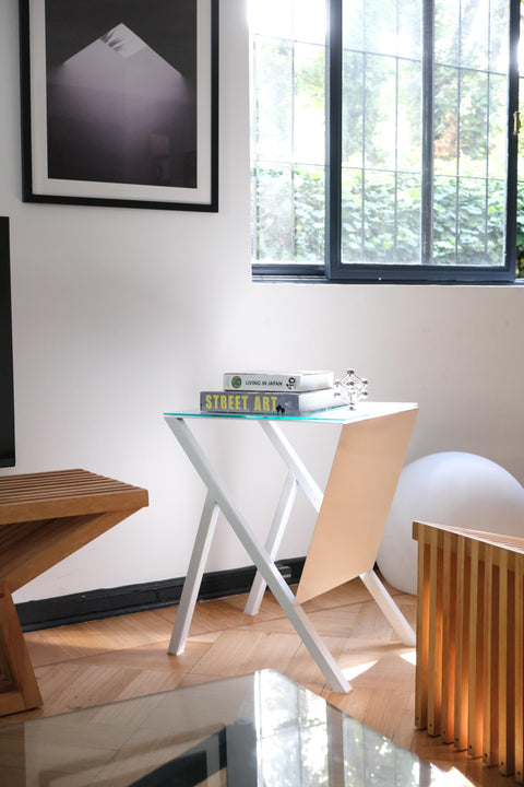 Mesa Pliego en acero con vidrio templado, estilo minimalista.