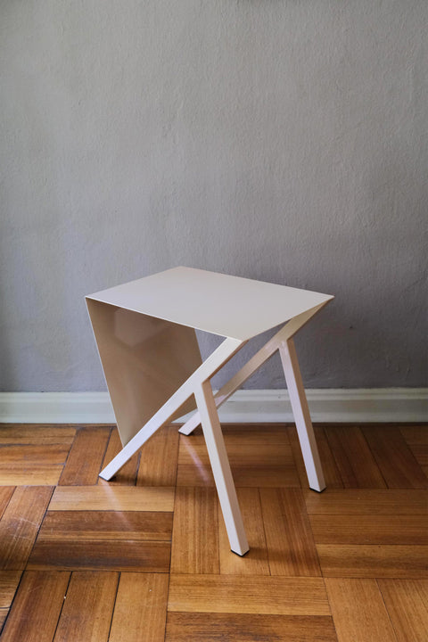 Mesa Pliego en acero con vidrio templado, estilo minimalista.