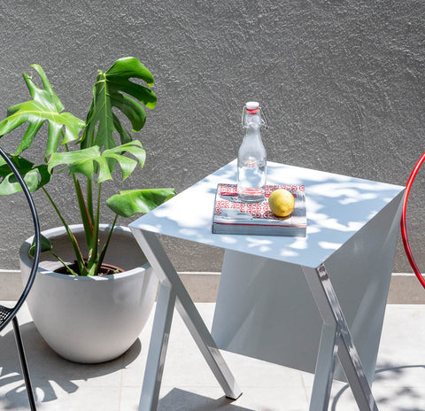 Mesa Pliego en acero con vidrio templado, estilo minimalista.