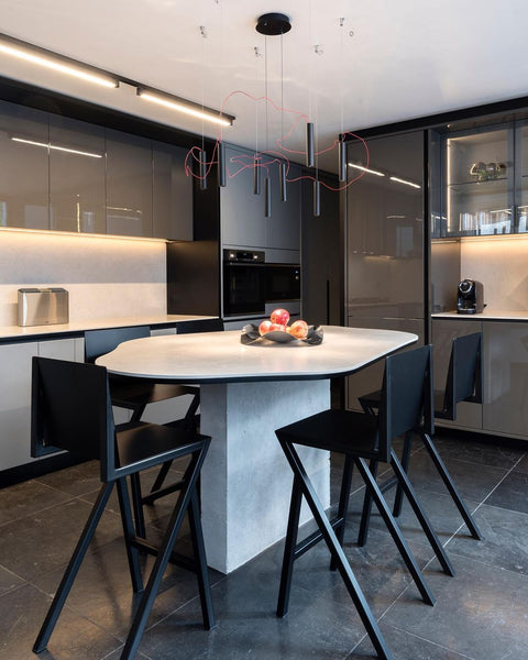 Silla Alta Pliego, taburete moderno para barras y mesones.