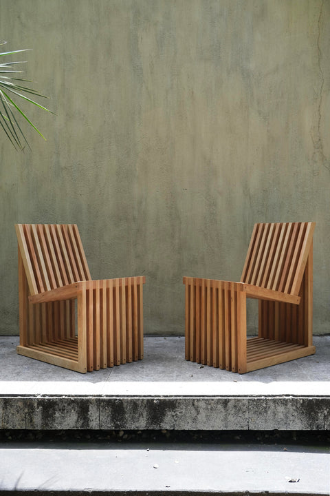 Silla Mudra con estructura escultórica de madera, diseño único.