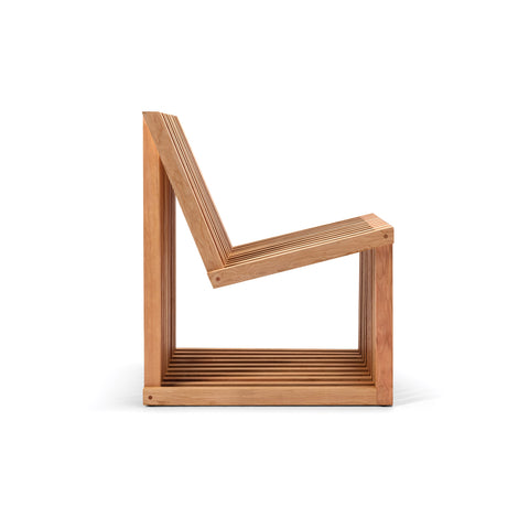 Silla Mudra con estructura escultórica de madera, diseño único.