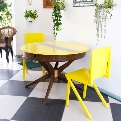 Silla Pliego de diseño minimalista en acero, ideal para interiores modernos.