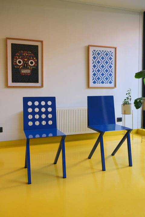 Silla Pliego de diseño minimalista en acero, ideal para interiores modernos.