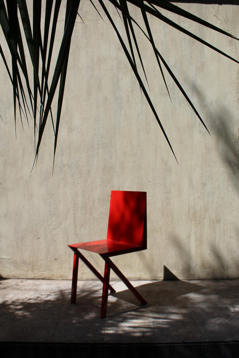 Silla Pliego de diseño minimalista en acero, ideal para interiores modernos.