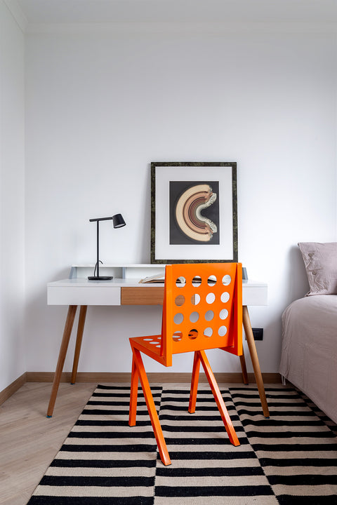 Silla Pliego V2 ligera y minimalista, perfecta para cualquier espacio contemporáneo.