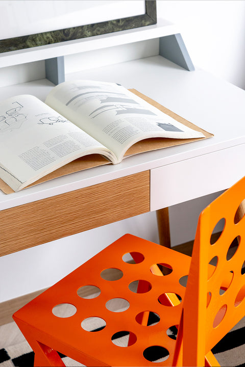 Silla Pliego V2 ligera y minimalista, perfecta para cualquier espacio contemporáneo.