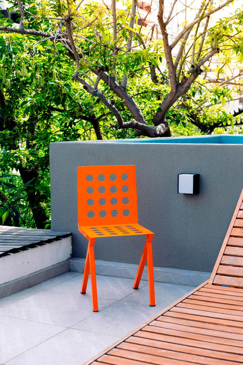 Silla Pliego V2 ligera y minimalista, perfecta para cualquier espacio contemporáneo.