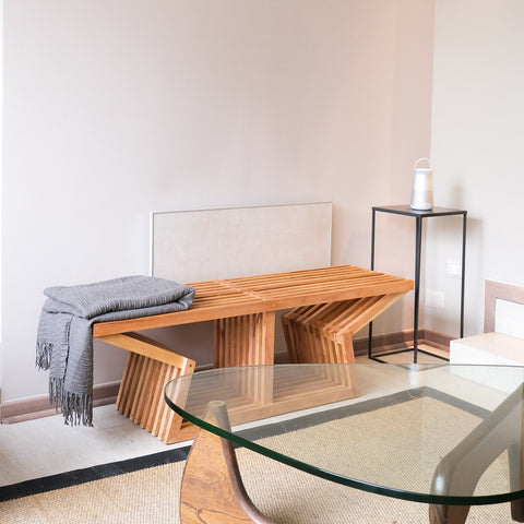 Banqueta Mudra en madera nativa, inspirada en estructuras modulares.