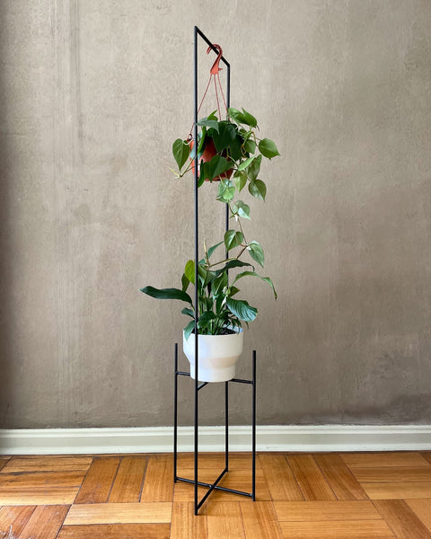 Pedestal Doble para Plantas, soporte de diseño minimalista en metal.