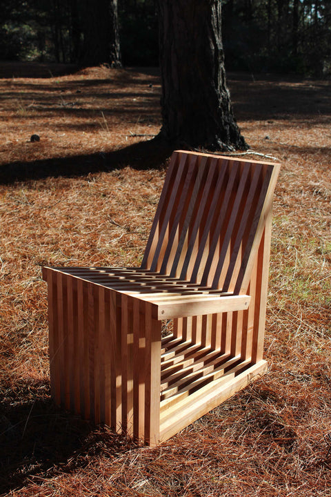 Silla Mudra con estructura escultórica de madera, diseño único.