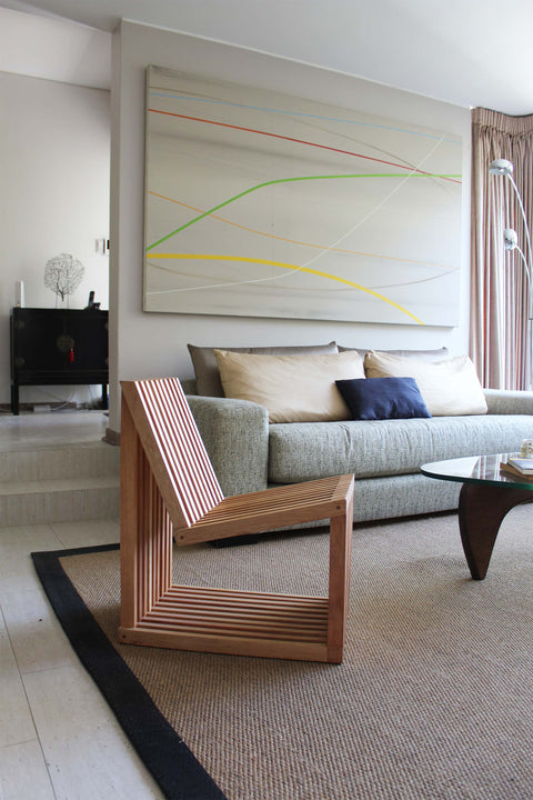 Silla Mudra con estructura escultórica de madera, diseño único.