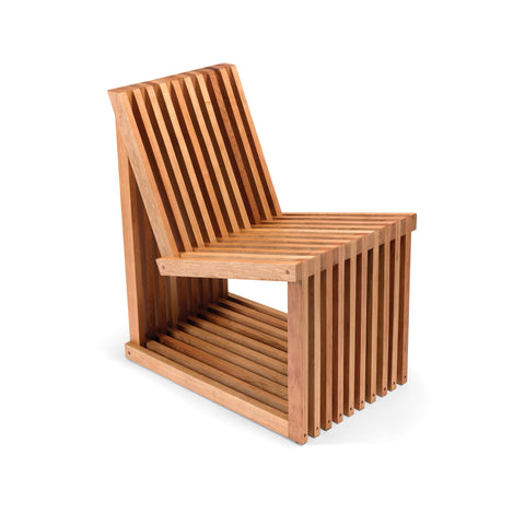 Silla Mudra con estructura escultórica de madera, diseño único.